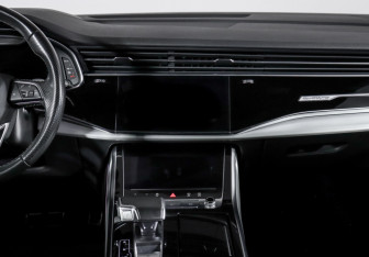 Подержанный автомобиль Audi Q8 2021 года (13 фото)