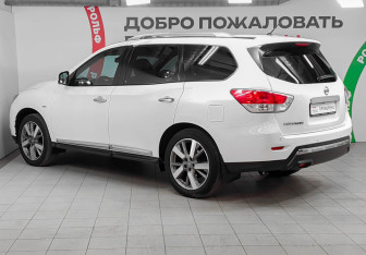 Подержанный автомобиль Nissan Pathfinder 2014 года (6 фото)