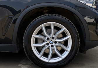 Подержанный автомобиль BMW X5 2020 года (9 фото)