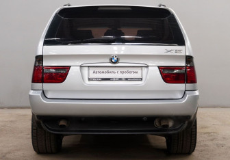 Подержанный автомобиль BMW X5 2003 года (7 фото)
