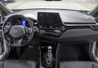 Подержанный автомобиль Toyota C-HR 2019 года (14 фото)
