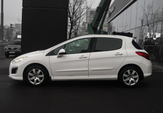 Подержанный автомобиль Peugeot 308 Hatchback 2012 года (8 фото)