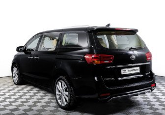 Подержанный автомобиль Kia Carnival 2019 года (7 фото)