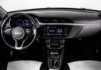 Подержанный автомобиль Kia Rio Hatchback 2021 года (14 фото)