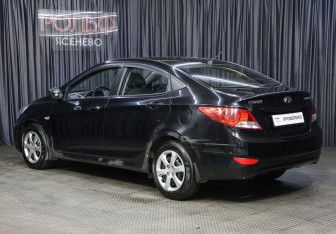 Подержанный автомобиль Hyundai Solaris Sedan 2012 года (7 фото)