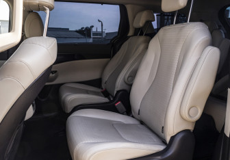 Подержанный автомобиль Kia Carnival 2020 года (16 фото)