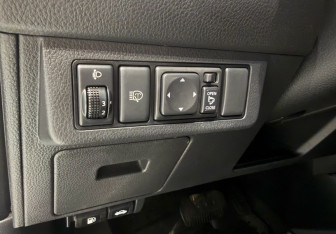 Подержанный автомобиль Nissan Tiida Hatchback 2010 года (17 фото)