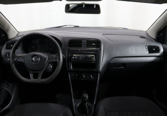Подержанный автомобиль Volkswagen Polo Sedan 2017 года (13 фото)