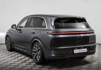 Подержанный автомобиль LiXiang L7 2023 года (7 фото)