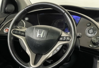 Подержанный автомобиль Honda Civic Hatchback 2008 года (15 фото)