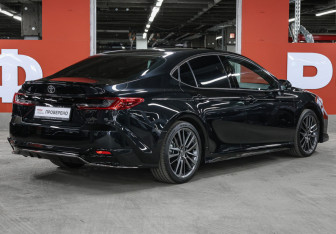 Подержанный автомобиль Toyota Camry Sedan 2025 года (5 фото)