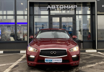 Подержанный автомобиль Infiniti Q50 2015 года (2 фото)