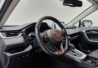Подержанный автомобиль Toyota RAV4 2020 года (15 фото)