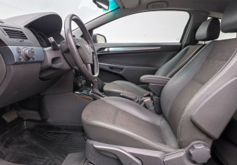 Подержанный автомобиль Opel Astra Hatchback 2008 года (10 фото)