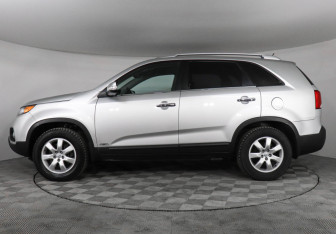 Подержанный автомобиль Kia Sorento 2012 года (8 фото)