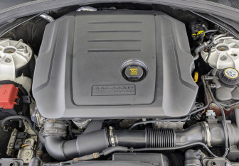 Подержанный автомобиль Jaguar F-Pace 2017 года (9 фото)