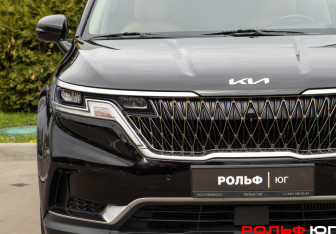 Подержанный автомобиль Kia Carnival 2022 года (21 фото)