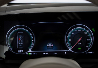 Подержанный автомобиль Voyah Dream 2023 года (11 фото)