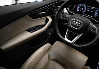Подержанный автомобиль Audi Q7 2021 года (18 фото)