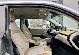 Подержанный автомобиль BMW i3 2017 года (22 фото)