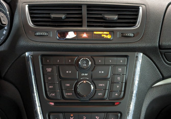 Подержанный автомобиль Opel Mokka 2013 года (17 фото)