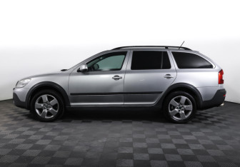 Подержанный автомобиль Skoda Octavia Wagon 2012 года (8 фото)