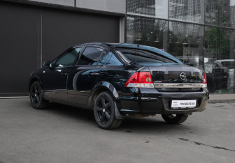 Подержанный автомобиль Opel Astra Sedan 2010 года (6 фото)