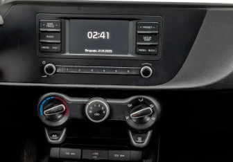 Подержанный автомобиль Kia Rio Hatchback 2021 года (15 фото)