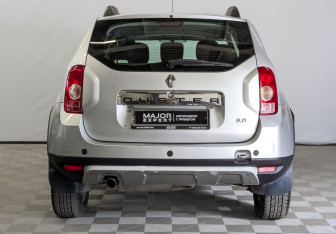 Подержанный автомобиль Renault Duster 2014 года (6 фото)