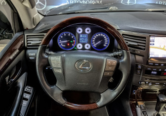 Подержанный автомобиль Lexus LX 2010 года (22 фото)