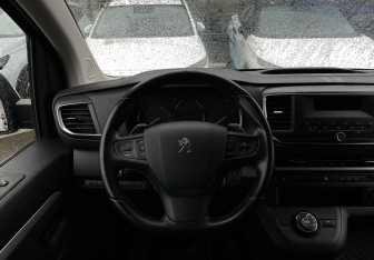 Подержанный автомобиль Peugeot Traveller 2020 года (12 фото)