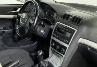 Подержанный автомобиль Skoda Octavia Liftback 2011 года (9 фото)