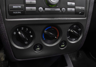 Подержанный автомобиль Ford Fusion 2006 года (18 фото)