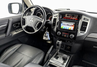 Подержанный автомобиль Mitsubishi Pajero 2018 года (26 фото)