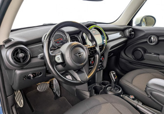 Подержанный автомобиль MINI Hatch 2021 года (16 фото)