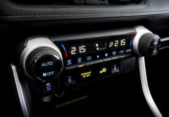 Подержанный автомобиль Toyota RAV4 2021 года (27 фото)