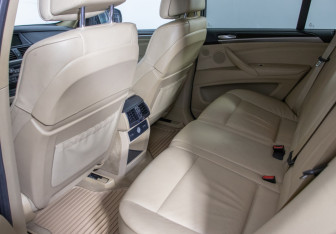 Подержанный автомобиль BMW X5 2010 года (11 фото)