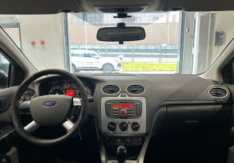 Подержанный автомобиль Ford Focus Sedan 2007 года (15 фото)