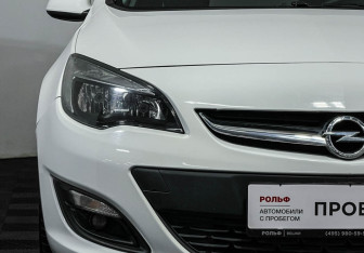 Подержанный автомобиль Opel Astra Sedan 2014 года (14 фото)