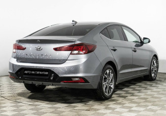 Подержанный автомобиль Hyundai Elantra Sedan 2019 года (5 фото)