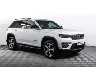 Подержанный автомобиль Jeep Grand Cherokee 2023 года (3 фото)