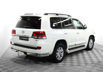 Подержанный автомобиль Toyota Land Cruiser Suv 2015 года (5 фото)