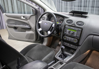 Подержанный автомобиль Ford Focus Sedan 2006 года (5 фото)