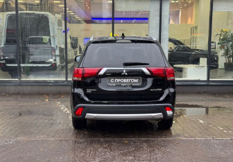 Подержанный автомобиль Mitsubishi Outlander 2018 года (7 фото)