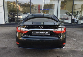 Подержанный автомобиль Lexus ES 2016 года (7 фото)