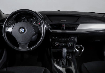 Подержанный автомобиль BMW X1 2012 года (12 фото)