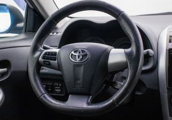 Подержанный автомобиль Toyota Corolla Sedan 2011 года (15 фото)