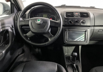 Подержанный автомобиль Skoda Fabia Hatchback 2010 года (12 фото)