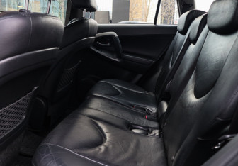 Подержанный автомобиль Toyota RAV4 2012 года (8 фото)