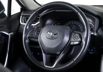 Подержанный автомобиль Toyota RAV4 2021 года (13 фото)